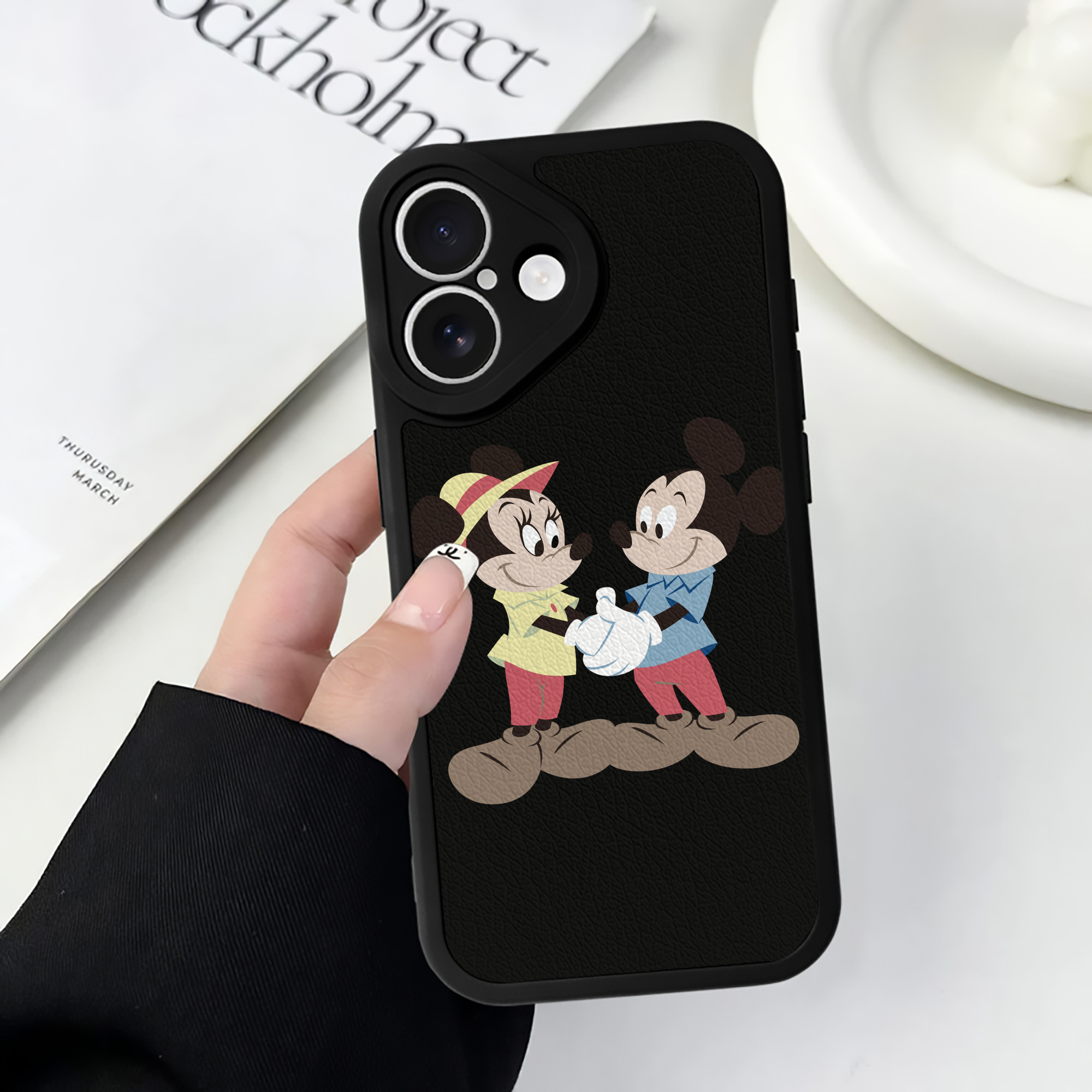 （画像用） ミッキーマウス Mickey Mouse 【iPhone 16シリーズ対応】シリコンスマホケース（レザー調） 材質：シリコン